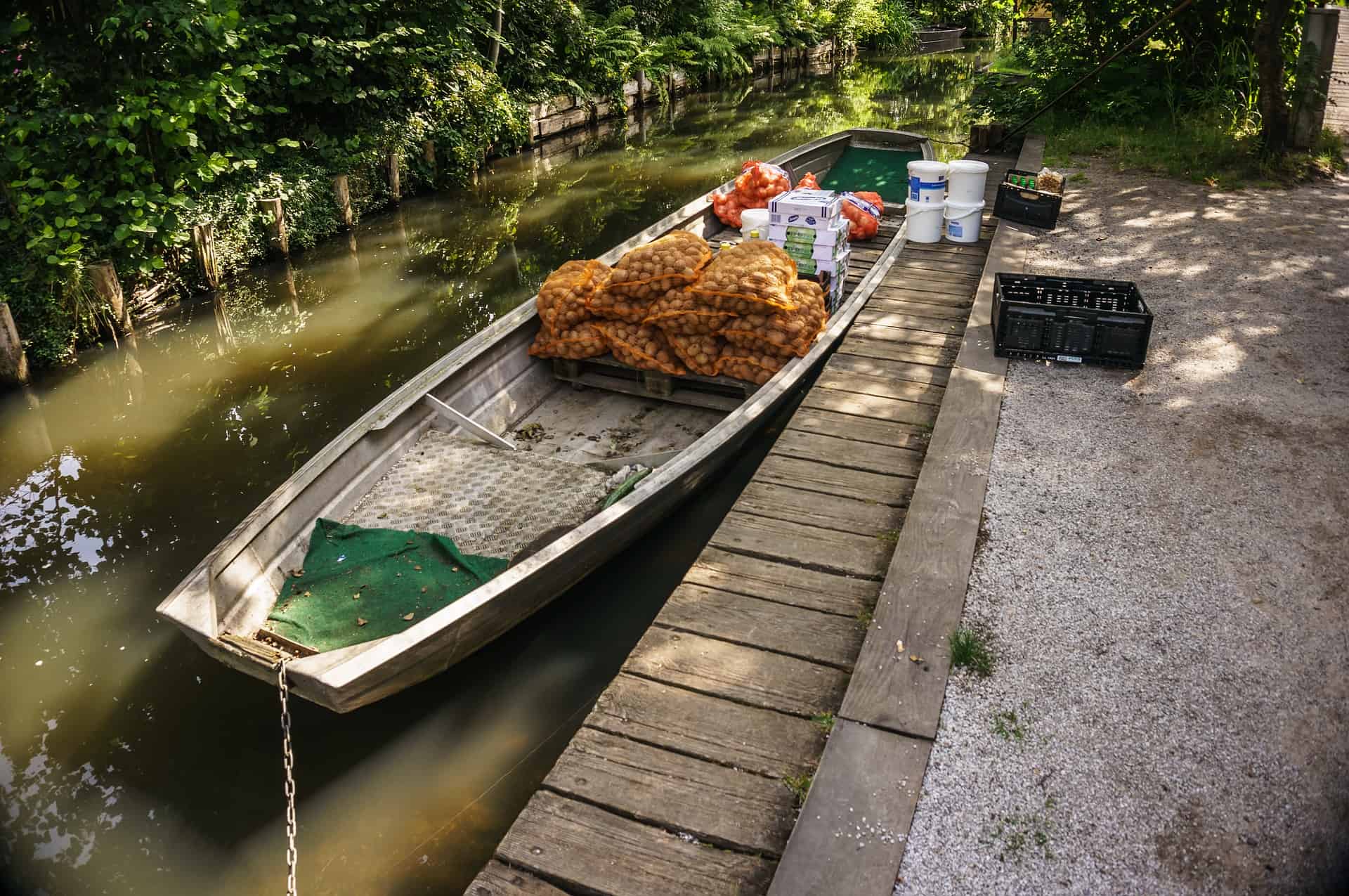 Spreewaldkahn mit Spezialitäten aus dem Spreewald